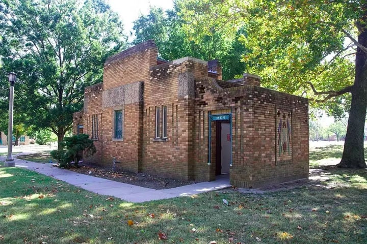 4) Kansas, EUA - Localizado no Riverside Park, em Wichita, e construído durante a Grande Depressão (1929), o banheiro público apelidado de 