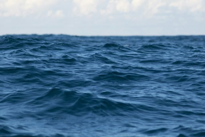 Dados do Climate Reanalyzer, da Universidade do Maine, indicam que, entre março e abril de 2024, a temperatura média global da superfície do mar aumentou quase 0,2°C.-berenice melis Unsplash