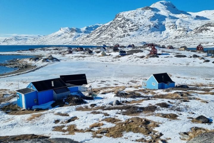 O clima é polar, com invernos longos e frios e verões curtos e frescos. As temperaturas podem variar muito, dependendo da região.
