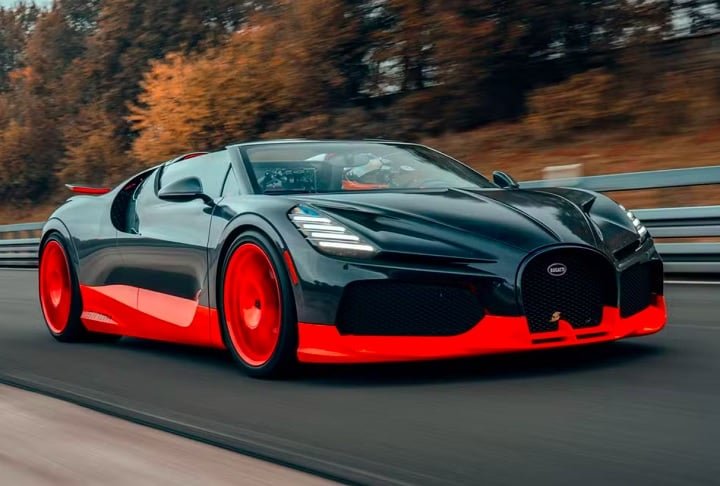 4º) Bugatti Mistral – R$ 30 milhões: Olha quem está aqui de novo: sim, a francesa Bugatti. Equipado com um motor W16 de quatro cilindros e 1.600 cavalos, o carro chama atenção pelo ronco do motor e alto desempenho.