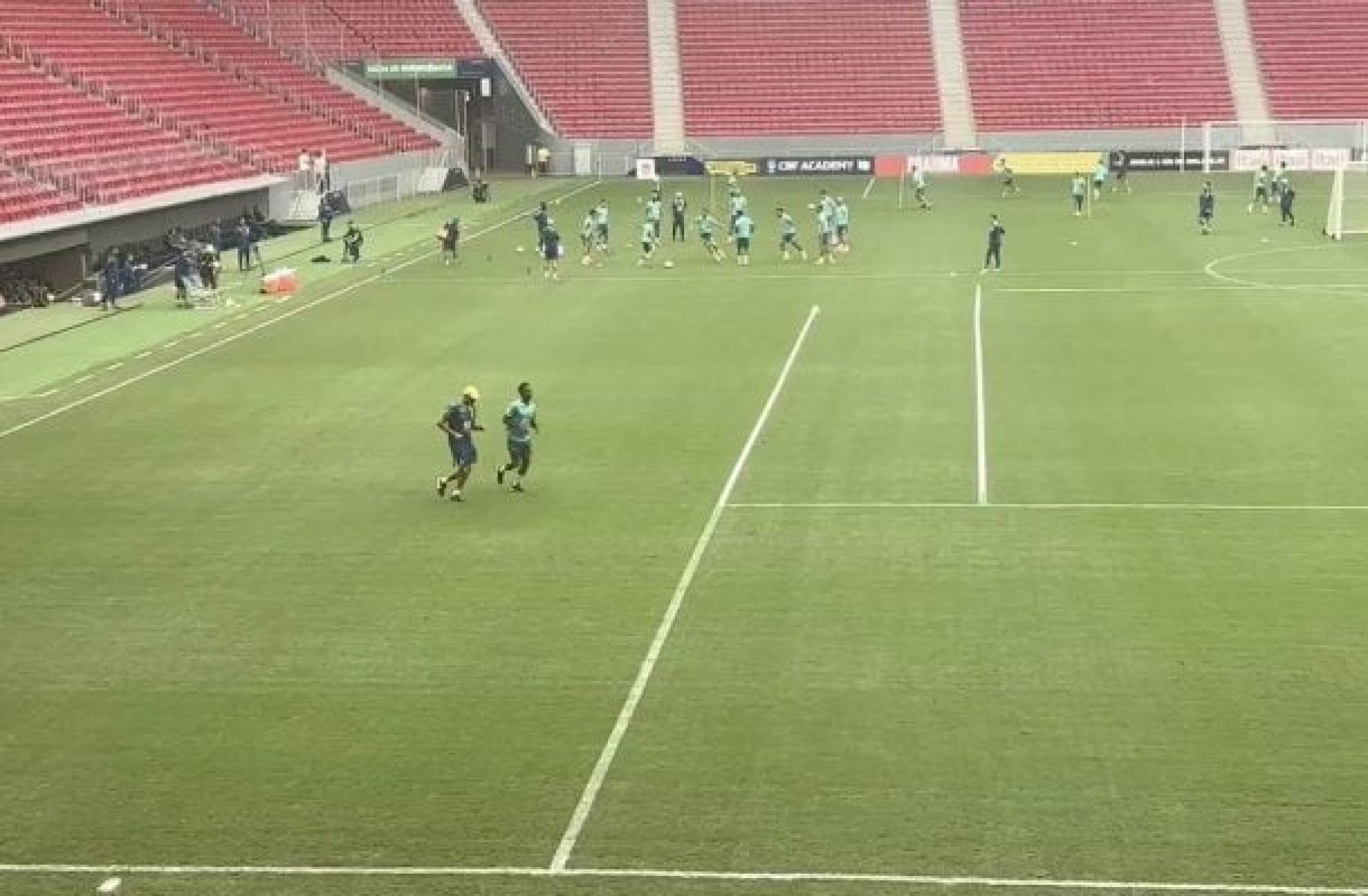 Vini Jr trabalha em separado no treino da Seleção