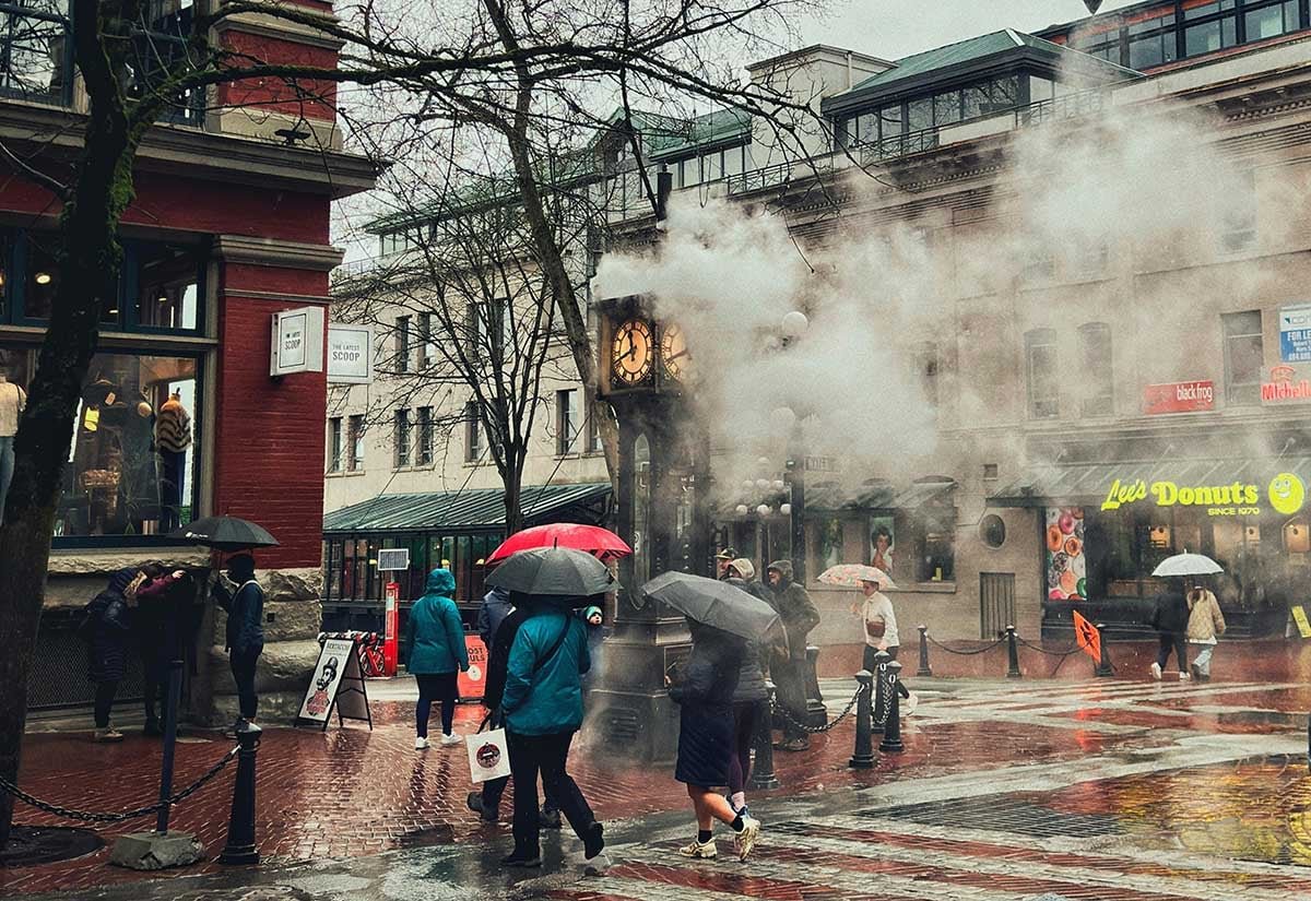 A América do Norte tem várias cidades com alto índice de chuvas devido a fatores como proximidade com oceanos, montanhas que intensificam precipitações e sistemas meteorológicos tropicais.- Kobe pexels