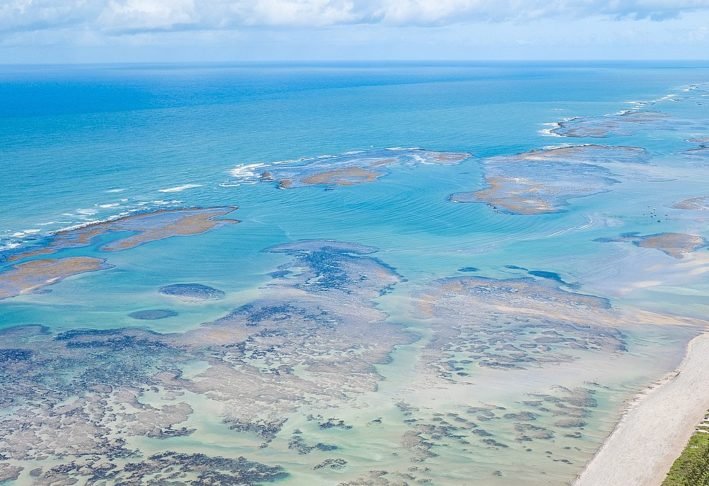 Com 130 km de extensão, essa área abriga milhares de espécies marinhas, mas sofre com o aquecimento das águas, a poluição e o turismo fora de controle.-wikimedia commons/Jobosco