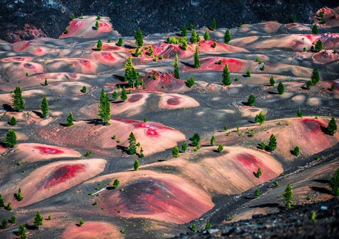 Dunas Pintadas da Califórnia (EUA) - Ficam no Parque Nacional Vulcânico de Lassen e formam um campo de pedras-pomes multicoloridas, formadas pela oxidação de cinzas vulcânicas expelidas há centenas de anos. Uma grande trilha para caminhada leva ao topo do vulcão Cinder Cone de 200 metros de altura. 