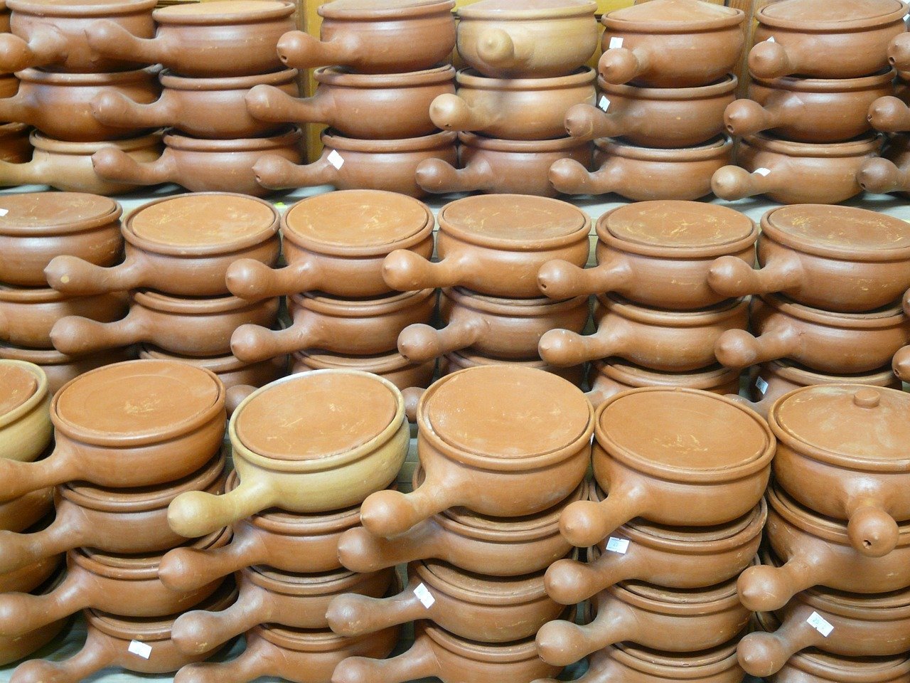 O fondue é mais do que um prato: é uma experiência gastronômica que envolve tradição, história e convivência. Seja na sua versão clássica de queijo, na versão mais sofisticada de carne ou na indulgente versão de chocolate, o fondue continua conquistando pessoas ao redor do mundo.