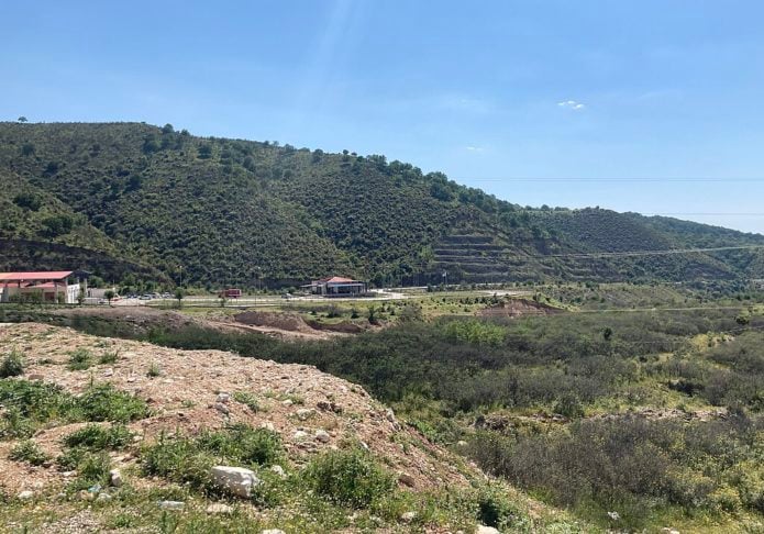 A fronteira tem aproximadamente 282 km de extensão e atravessa várias regiões montanhosas e vales, sendo um ponto de conexão entre os Bálcãs e o Mediterrâneo.
