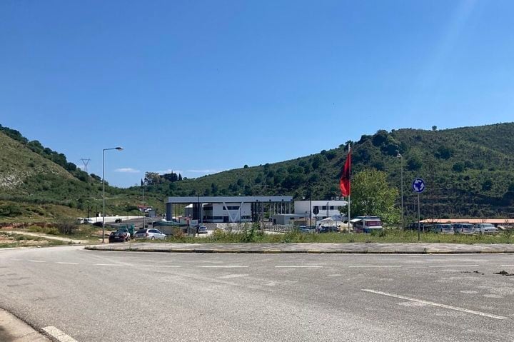 A divisa entre a Albânia e a Grécia é uma área marcada por conflitos políticos que já duram mais de cem anos, o que limita bastante o trabalho de cientistas e exploradores em geral.
