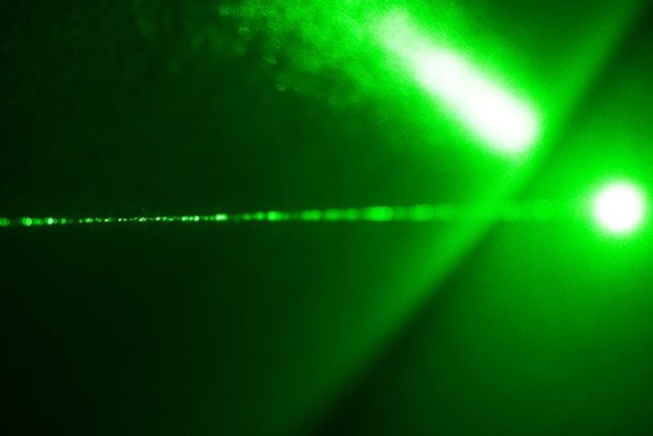 Inicialmente, a equipe tentou medir o local com um medidor a laser comum, mas não deu certo porque a distância era maior do que o limite de 100 metros que o aparelho alcançava.