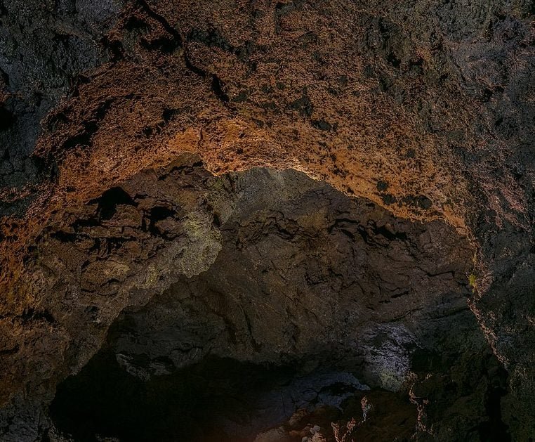 O evento acontecia em uma gruta em Santa Maria do Tocantins, no fim de 2016. Dez segundos separaram Gabriel da tragédia. Pelo menos 10 pessoas morreram por causa do desmoronamento repentino.