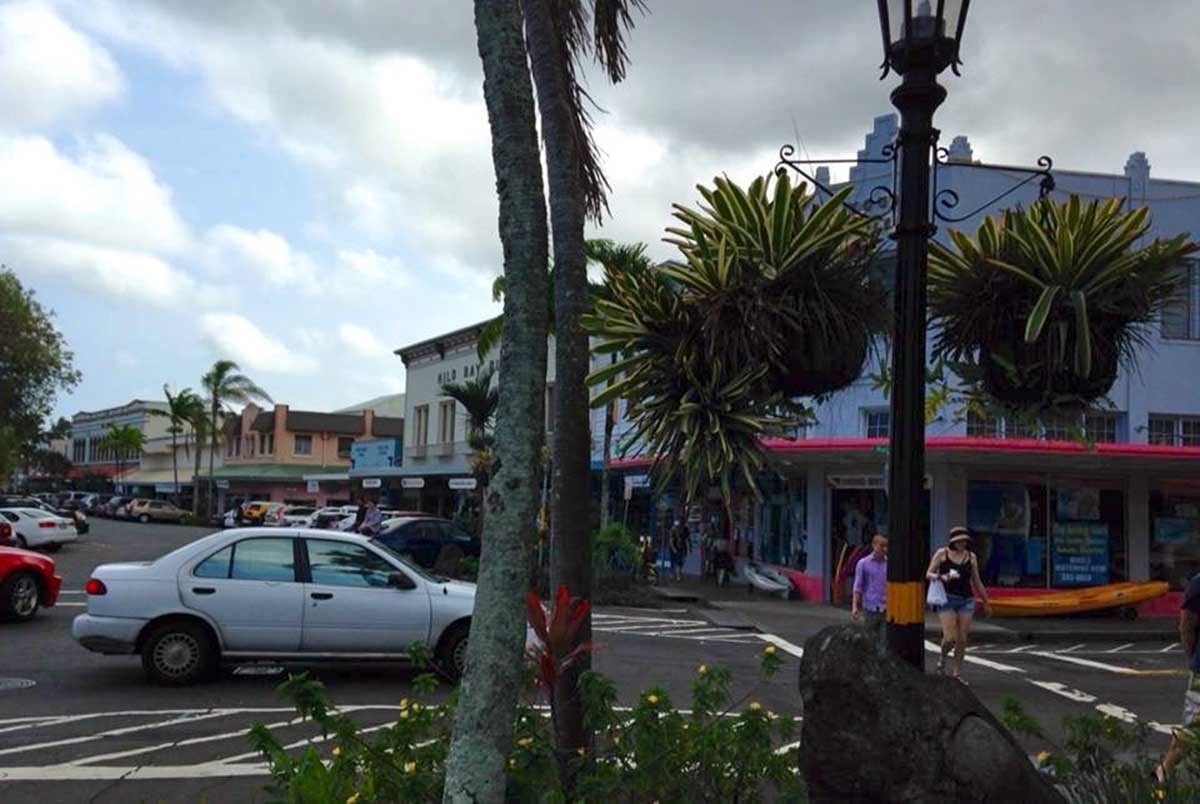 Hilo (Havaí, EUA) – A umidade trazida pelo Pacífico faz de Hilo uma das cidades mais chuvosas dos EUA. Isso ajuda na fertilidade do solo vulcânico, mas pode atrapalhar o turismo.
-Dinker commons.wikimedia