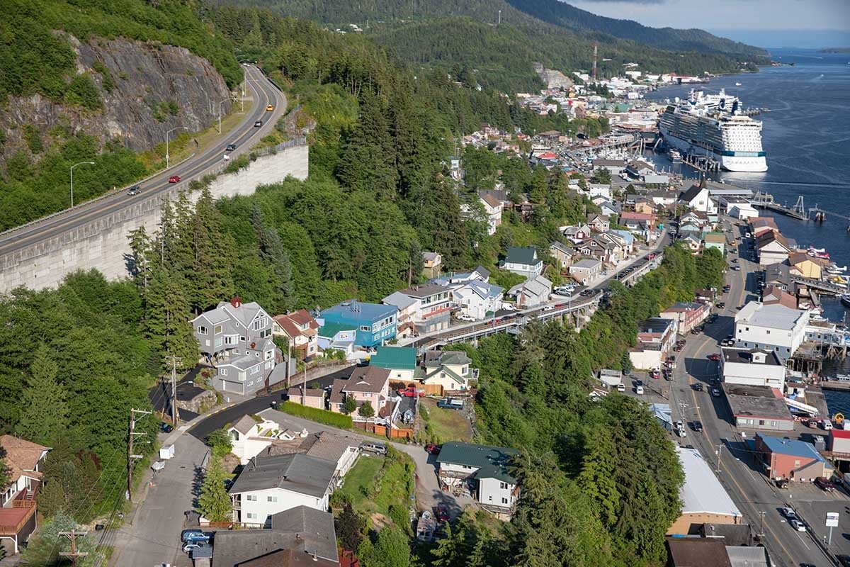 Ketchikan (Alasca, EUA) – Localizada no sudeste do Alasca, recebe umidade constante do Pacífico. Isso mantém suas florestas exuberantes, mas chuvas intensas e neblina são comuns.-Divulgação/Alaska DOT/PF