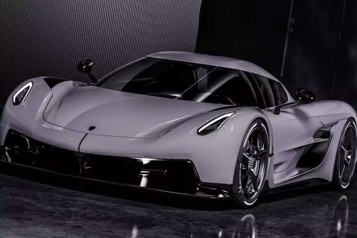 10º) Koeningsegg Jesko Absolut – R$ 18 milhões: Esse é o principal modelo da marca sueca fundada por Christian Koenigsegg. Equipado com um motor V8 de 1.600 cv e uma carroceria leve de fibra de carbono, pesa apenas 1.320 kg. 