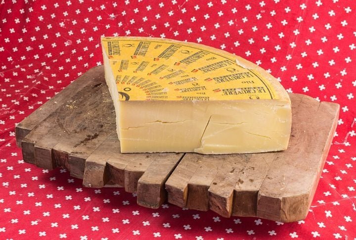 Mas você sabia que os queijos mais utilizados na preparação do fondue tradicional são o Gruyère e o Emmental, ambos de origem suíça?