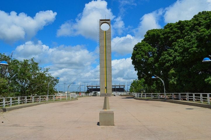 Um dos principais símbolos de Macapá é o Marco Zero, um monumento que marca a passagem da linha do Equador e atrai milhares de turistas curiosos.