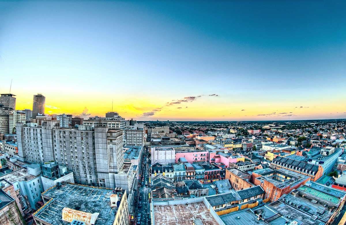 New Orleans (Louisiana, EUA) – A cidade recebe chuvas abundantes devido à umidade do Golfo do México. Isso mantém os pântanos vivos, mas inundações e furacões são ameaças constantes.- Scott Webb pexels