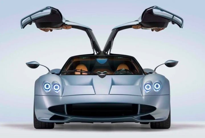 2°) Pagani Huyara Codalunga – R$ 42,4 milhões: O Huayra Codalunga, da italiana Pagani, ocupa o segundo lugar na lista dos supercarros mais caros do mundo. Ele é equipado com um motor V12 biturbo de 840 cavalos e tem um design exclusivo.