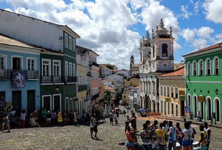 As igrejas barrocas do Pelourinho são particularmente impressionantes, com seus interiores decorados com ouro e madeira.-Lalaisca/Wikimedia Commons 