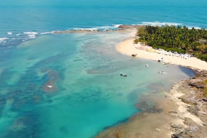 A Costa dos Corais, a maior unidade de conservação costeiro-marinha do Brasil, permite turismo regulamentado em alguns pontos, desde que haja controle de visitação, infraestrutura sustentável e fiscalização eficiente.-reprodução