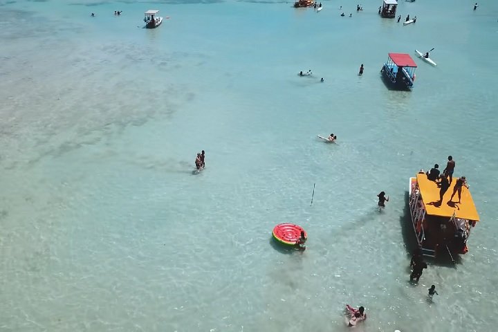 Os recifes de corais atuam como barreiras naturais, ajudando a conter o mar e formando piscinas naturais, que se tornam atrações para os turistas.-reprodução/viagens cine