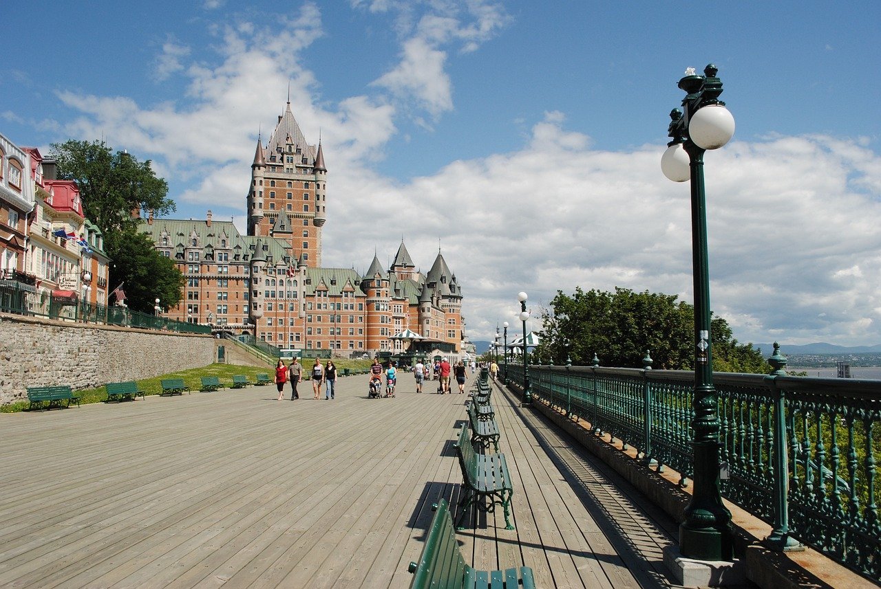 Québec (Canadá) – O clima continental traz chuvas no verão e neve intensa no inverno. Isso mantém os rios e lagos cheios, mas pode causar alagamentos.
-Imagem de festivio por Pixabay

