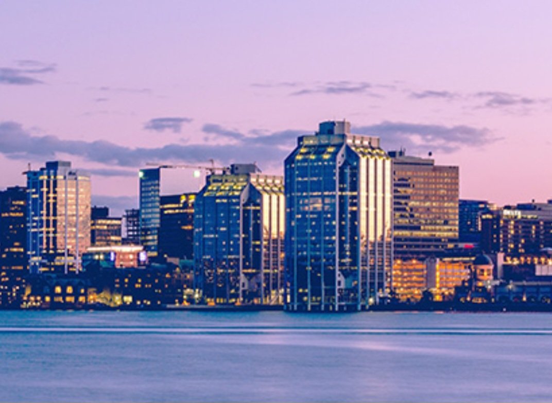 Halifax (Nova Escócia, Canadá) – A cidade recebe muitas chuvas devido à influência do Atlântico. Isso beneficia a pesca e os portos, mas tempestades frequentes podem atrapalhar a vida urbana.

-Tony Webster wikimedia commons 