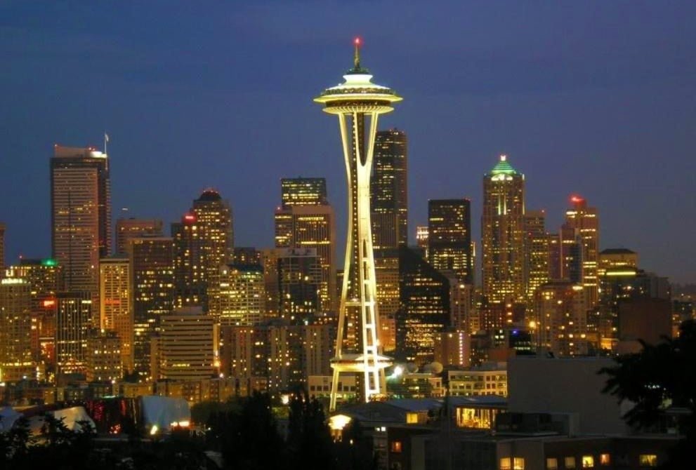 Seattle (Washington, EUA) – A umidade do Oceano Pacífico e o efeito das montanhas causam chuvas finas e persistentes. Isso mantém as florestas saudáveis, mas os dias nublados são frequentes.-Ron Clausen - wikimedia commons 