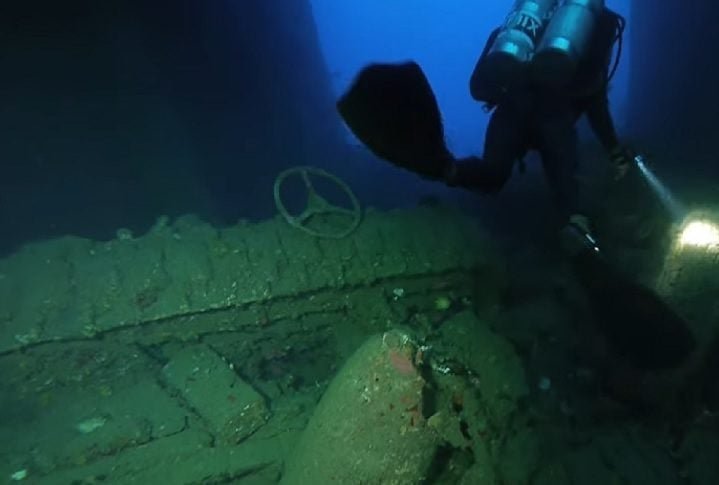Mergulhadores em Vanuatu podem explorar os vários decks e porões, encontrando armas, canhões, caminhões e “A Dama”, um dos remanescentes da antiga glória do navio.