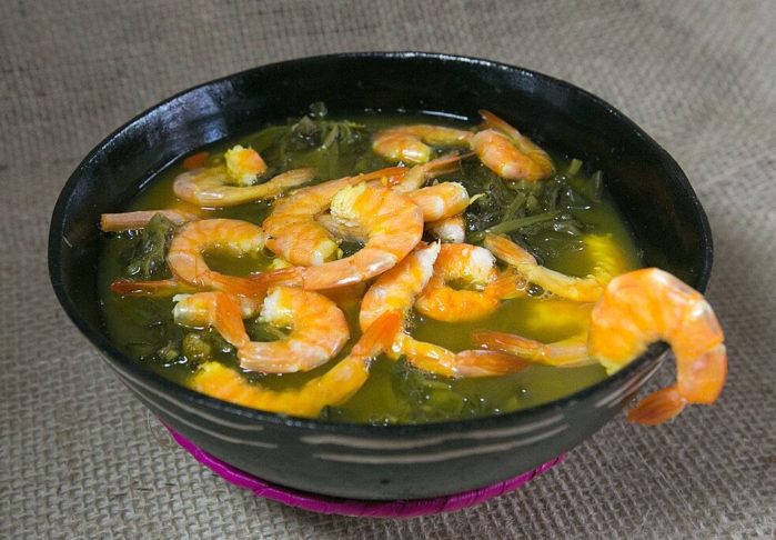 O picolé leva os mesmos ingredientes do prato tradicional. Só que essa iguaria da gastronomia indígena costuma ser degustada numa cuia com elevada temperatura. O tacacá é preparado com um caldo amarelado, o tucupi, sobre uma goma de mandioca. E serve-se com jambu  (erva amazônica que causa dormência na boca) e camarão seco. Agora também está gelada.
