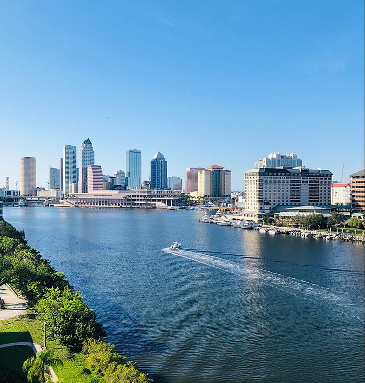 Tampa (Flórida, EUA) – O clima tropical gera chuvas intensas, especialmente no verão. Isso mantém a vegetação rica, mas a cidade é vulnerável a tempestades e furacões.-wikimedia commons Eric Statzer
