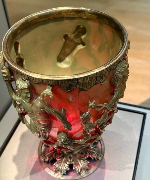 Para testar essa hipótese, sua equipe criou placas de plástico com nanopartículas de ouro e prata, imitando a composição do cálice.