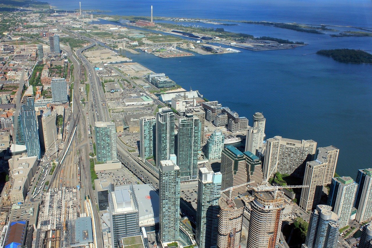 Toronto (Ontário, Canadá) – O clima continental e a influência dos Grandes Lagos trazem chuvas regulares. Isso contribui para a abundância de água potável, mas pode causar enchentes repentinas-Imagem de Yinan Chen por Pixabay 