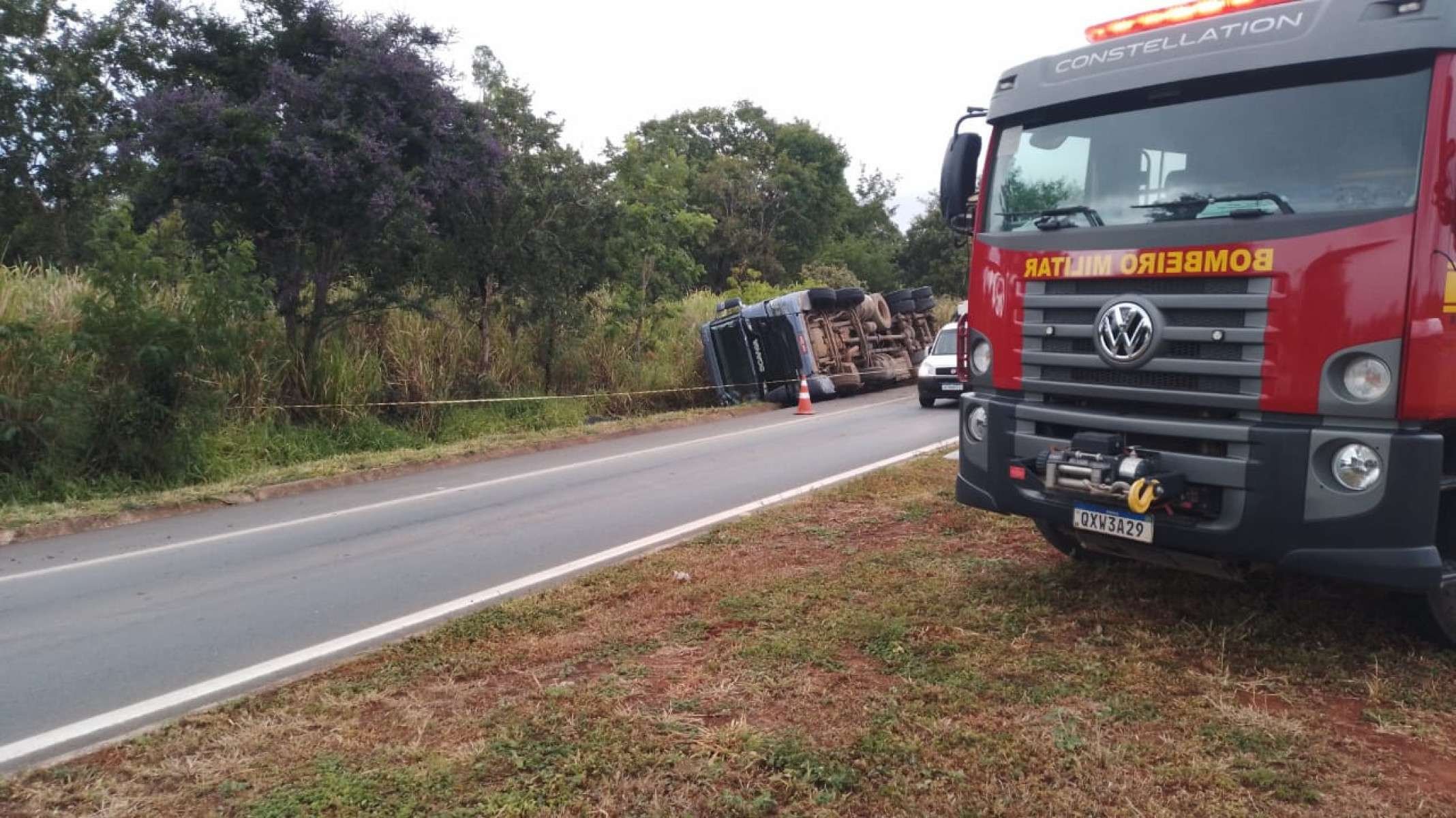 Carreta saiu da pista e tombou às margens da rodovia, na altura do quilômetro 460  -  (crédito: CBMMG)