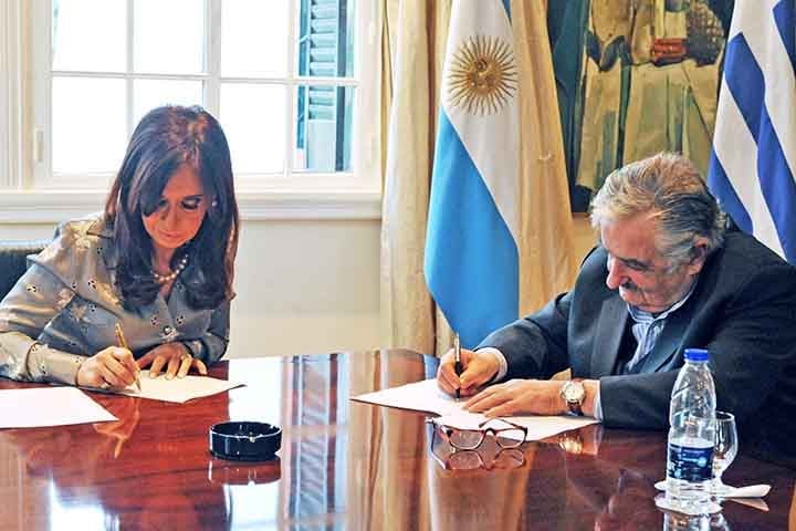 Durante seus mandatos, o político de esquerda promoveu reformas progressistas, com a aprovação de leis que chamaram a atenção do mundo para o país de pouco mais de 3 milhões de habitantes.
