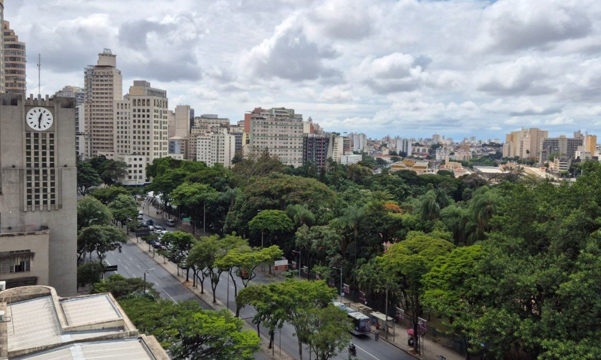 Domingo (23) terá máxima de 28ºC com pancadas de chuva, raios e rajadas de vento ocasionais em BH -  (crédito: Jair Amaral/EM/D.A.Press)