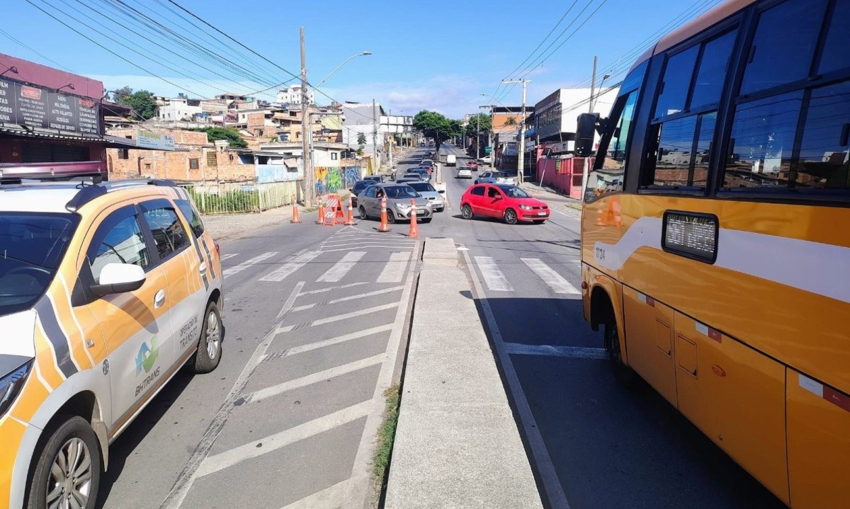 Por causa do acidente, foi necessário interditar a rua Padre Pedro Pinto no sentido centro -  (crédito: BHTrans/Divulgação)