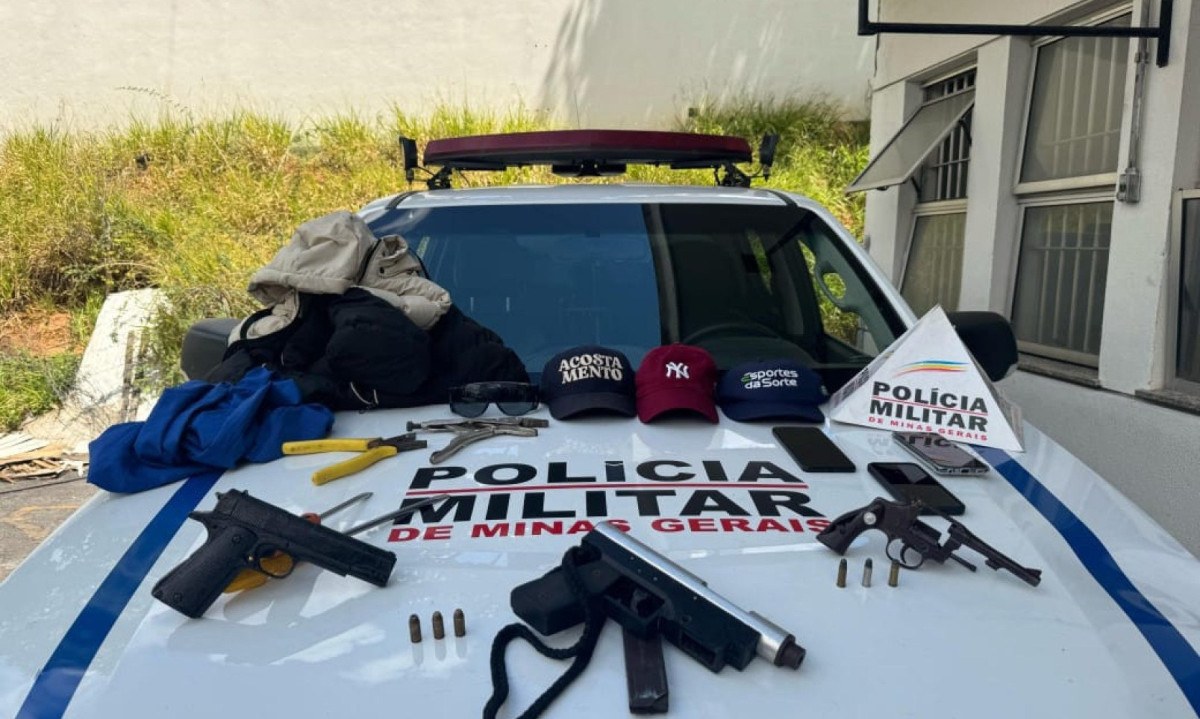 Pol&iacute;cia apreendeu duas armas, um simulacro de arma de fogo e outros objetos com os suspeitos -  (crédito: PMMG/Divulga&ccedil;&atilde;o)