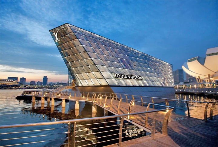 Lee Kuan Yew promoveu um amplo programa estatal de reformas estruturais que industrializou e modernizou Singapura.
-reprodução/www.marinabaysands.com