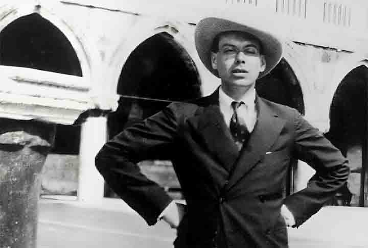 Durante a Primeira Guerra Mundial (1914-1948), Porter mudou-se para Paris - Ã©poca retratada em â??Meia-Noite em Parisâ? -, onde conviveu com outros artistas famosos, como o cineasta Luis BuÃ±uel, o escritor Ernest Hemingway e o pintor Salvador DalÃ­.
