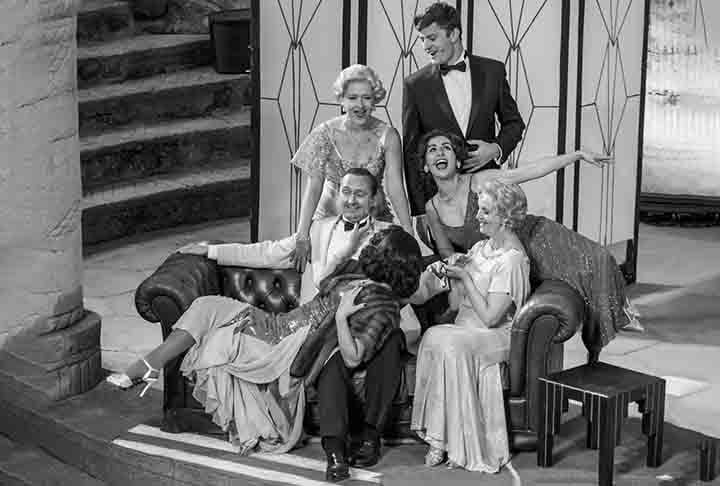 Mesmo com a saÃºde fragilizada, o artista seguiu ativo e teve um estrondoso sucesso com composiÃ§Ãµes para a peÃ§a â??Kiss me Mateâ?, versÃ£o musical de â??A Megera Domadaâ?, de William Shakespeare. 
