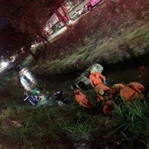 Carro cai em rio em Betim e deixa uma mulher morta e três feridos - Corpo de Bombeiros/Divulgação