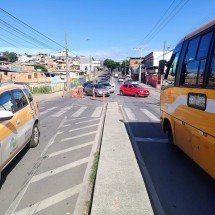 Caminhão derruba poste, fecha trânsito e deixa 50 pessoas sem luz em BH - BHTrans/Divulgação