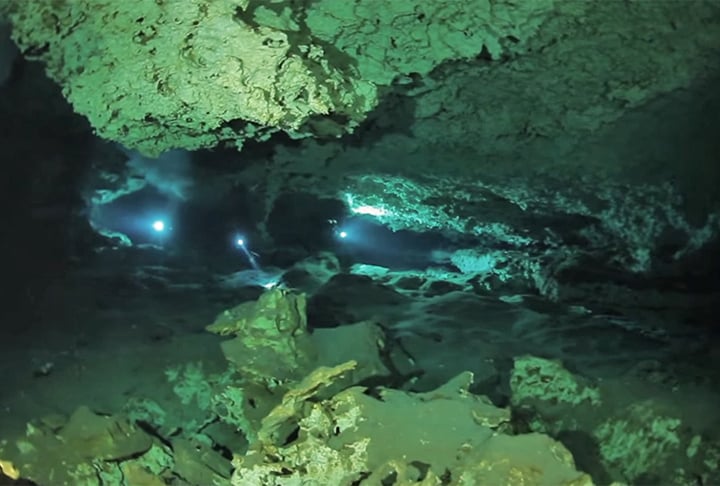 Sistema Ox Bel Ha (México) - Fica no estado de Quintana Roo e é uma caverna subaquática com 346 metros de largura.  