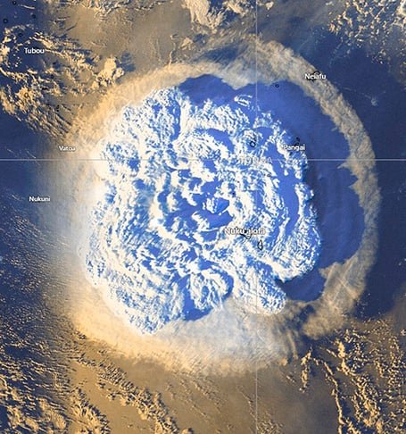 Em 2022, a erupção do vulcão submarino Hunga Tonga-Hunga Ha'apai causou devastação no país e foi sentida em várias partes do mundo.