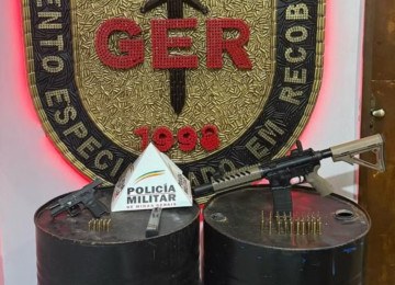 Armamento apreendido após confronto entre a PM e suspeito ligado ao Comando Vermelho em Contagem, na Grande BH -  (crédito: PMMG/Divulgação)