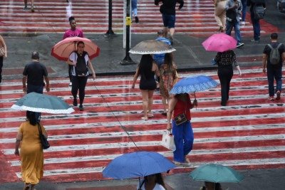 A cidade deve ter as pancadas de chuvas até a manhã de segunda-feira (24) -  (crédito: Gladyston Rodrigues/EM/D.A. Press)