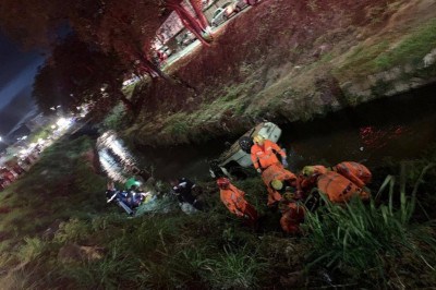Carro submerso no Rio Betim após acidente que deixou uma mulher morta e três feridos em Contagem, na Grande BH -  (crédito: Corpo de Bombeiros/Divulgação)