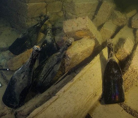  Existe a expectativa de que algumas dessas garrafas permaneçam submersas por um período de 40 anos!