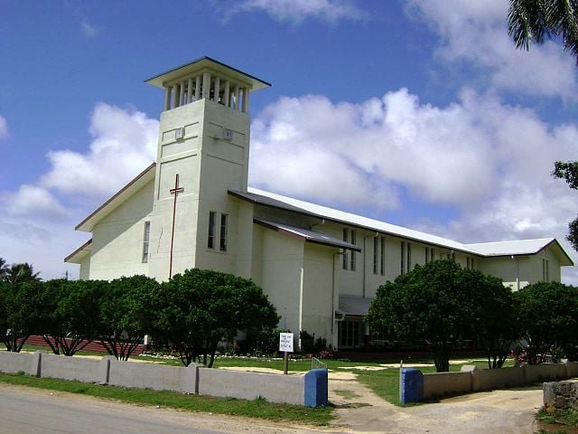 Durante sÃ©culos, Tonga foi um importante centro cultural e polÃ­tico na PolinÃ©sia. No sÃ©culo 19, o paÃ­s se tornou uma monarquia constitucional e adotou o cristianismo, que ainda Ã© a religiÃ£o predominante por lÃ¡.