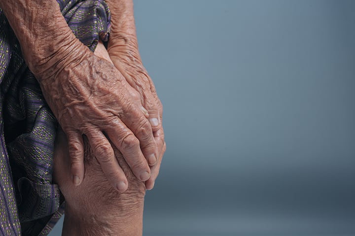 A Federação Internacional de Osteoporose indica a ingestão de 1g de cálcio por dia para um adulto. Afinal, ele apresenta diversas funções no organismo humano, participa na formação de ossos e dentes, e não é sintetizado naturalmente pelo corpo.