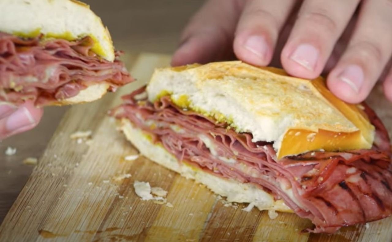 Com a demanda por alimentos vegetais, existem alternativas veganas feitas à base de proteínas vegetais como soja, ervilha e trigo.